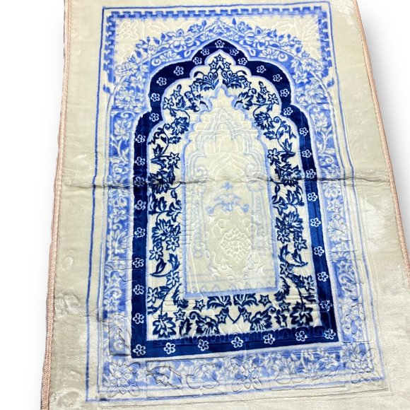 Padded Softness for Islamic Prayers: Non-Slip Prayer Mat - Picture 3 of 9